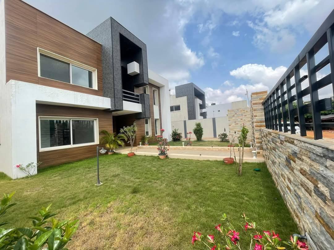 Villa duplex haut standing à louer à la Cité Oua – 3 500 000 FCFA