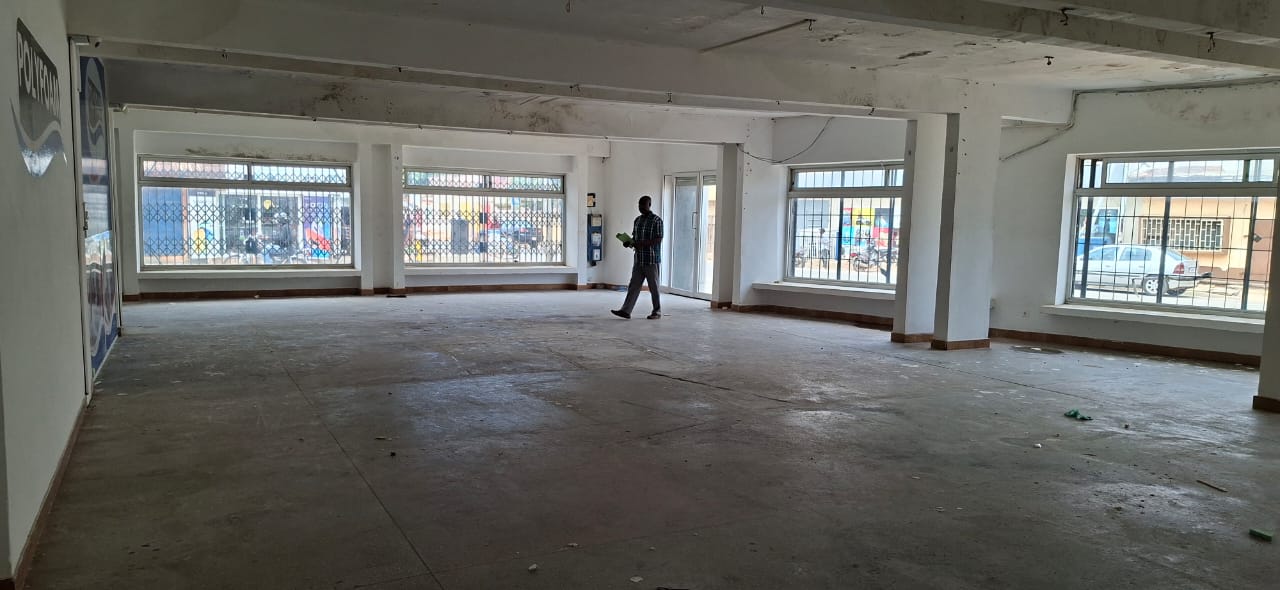 Boutique de 334 m² à louer à Tokoin Ramco, angle de rue et bord du goudron – 500 000 FCFA