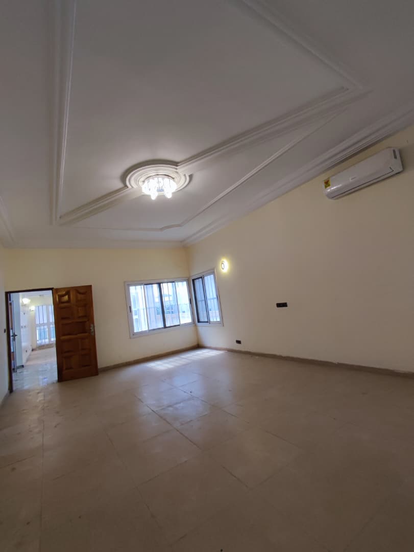 Villa duplex haut standing 5 chambres à louer à Cité Aéroport – 1 000 000 FCFA
