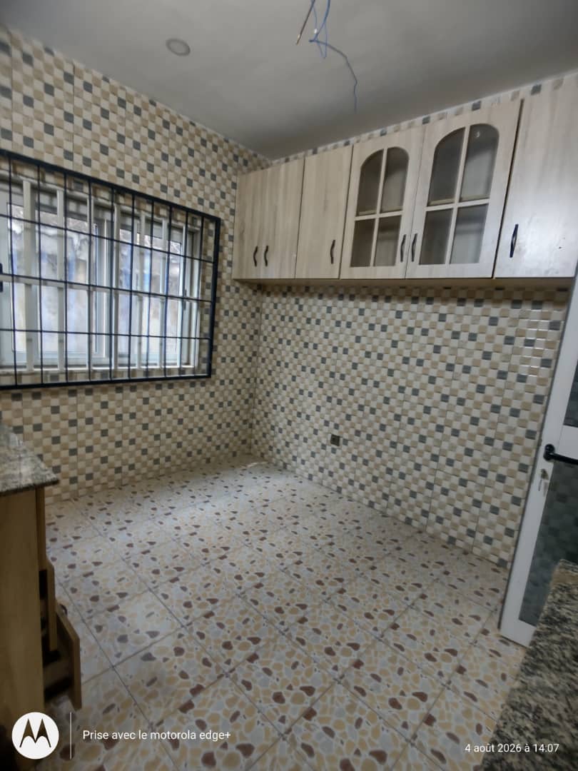 Cour unique de 3 chambres à louer à Yokoè – 100 000 FCFA/mois