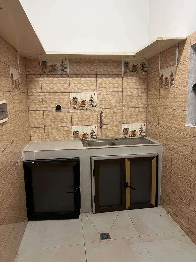 Appartement 2 chambres salon à louer à Agbalepedo non loin du goudron – 100 000 FCFA