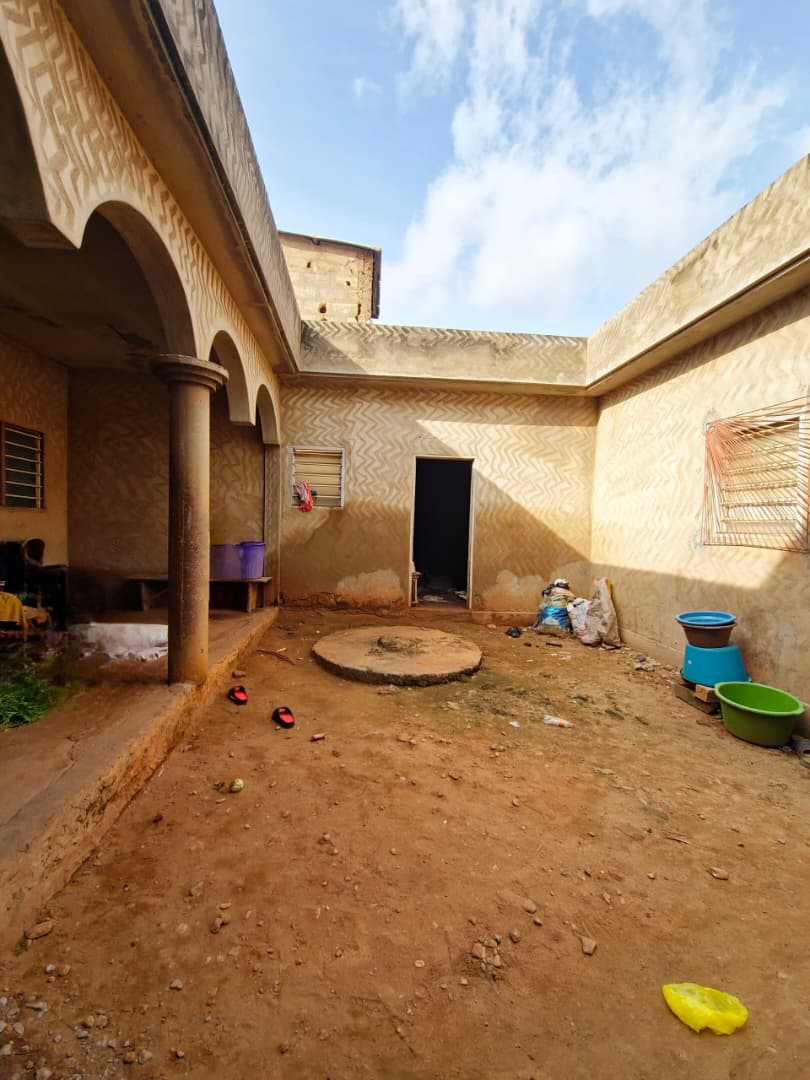 Villa 4 chambres de 300 m² en vente proche du goudron à Agoè Légbassito – 25 millions FCFA