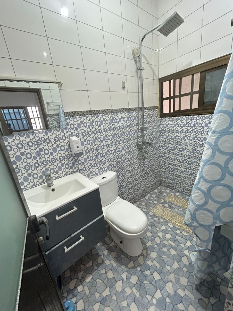 Villa duplex 4 chambres en location à Djidjolé, près de Pharmacie Jahnap – 400 000 FCFA/mois