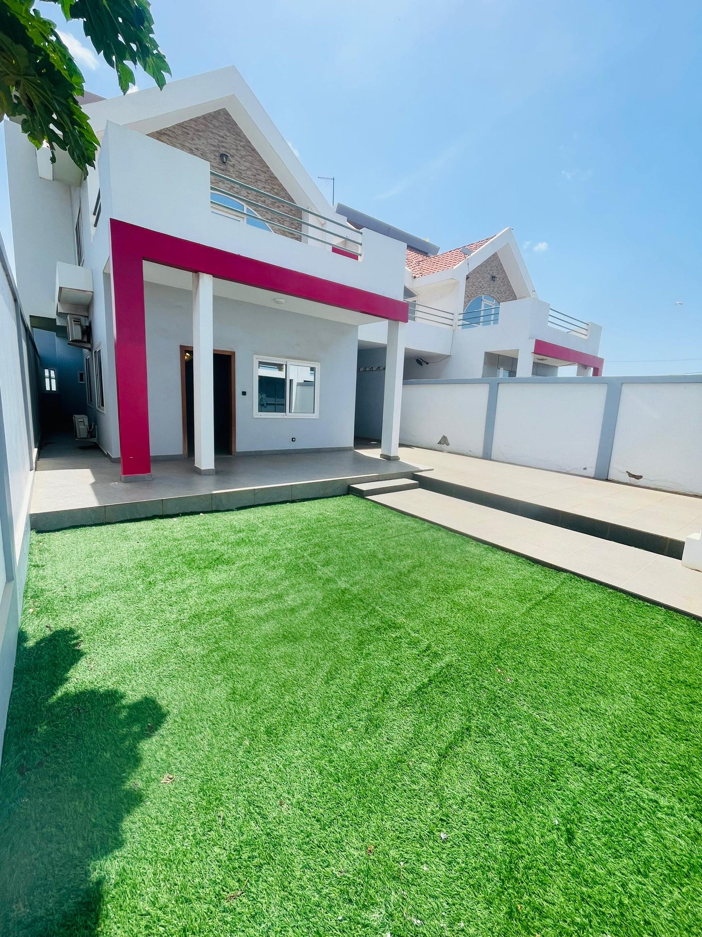 Villa duplex 4 chambres à louer à Kégué Tsinga – 650 000 FCFA
