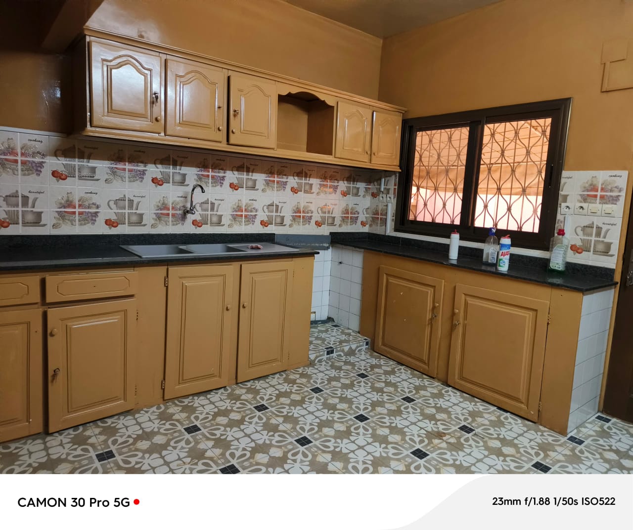 Villa 4 chambres avec piscine à louer à Tokoin Pharmacie Ave Maria, proche du goudron – 1 200 000 FCFA/mois