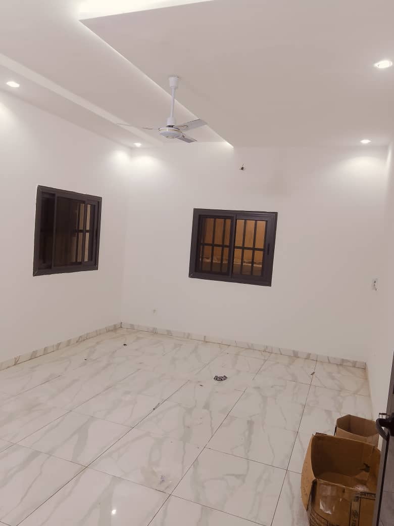 Appartement de 3 chambres à louer à Adewui Rond Point Trésor – 250 000 FCFA