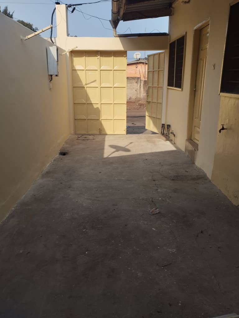 Appartement cour unique en location à Agoe Kitidjan – 70 000 FCFA/mois