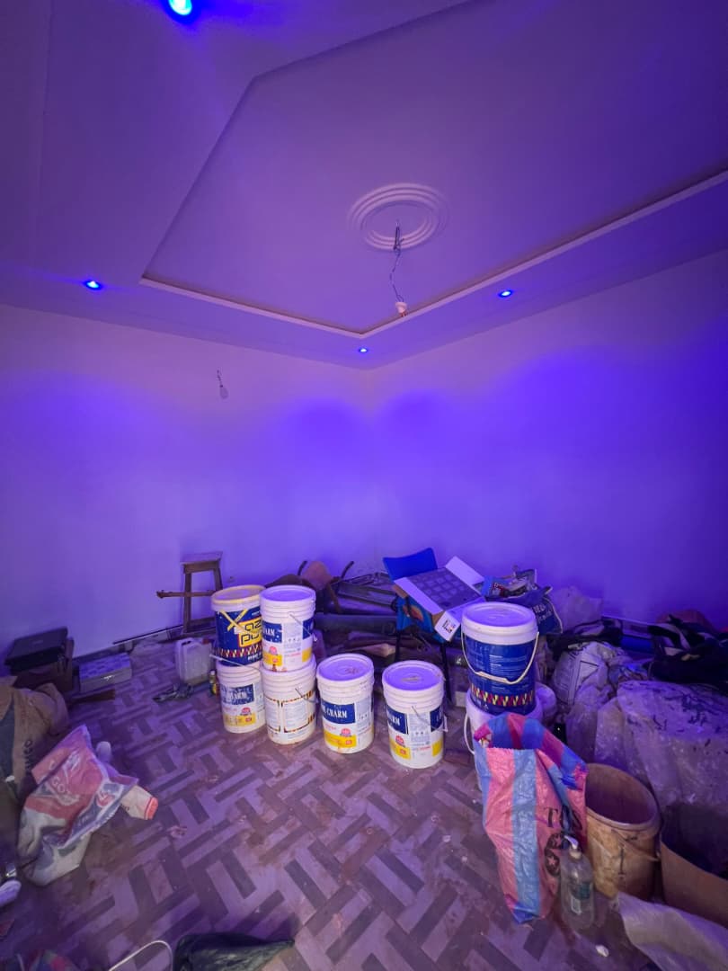 Mini villa 2 chambres en vente à Zanguera, angle de rue proche du goudron – 20 millions FCFA