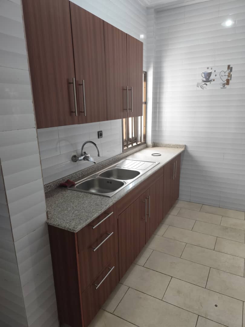 Appartement 2 chambres à louer à Tokoin proche du goudron – 200 000 FCFA