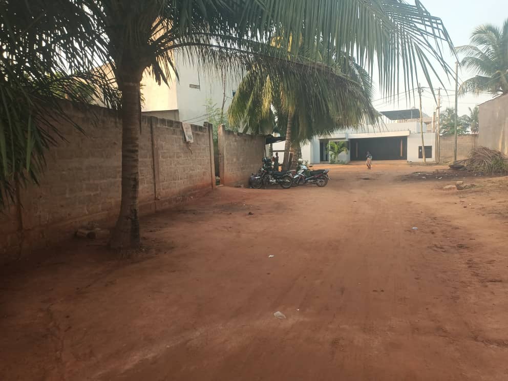 Demi-lot clôturé bâti de 3 pièces en vente à Zanguera Gendarmerie – 15 millions FCFA
