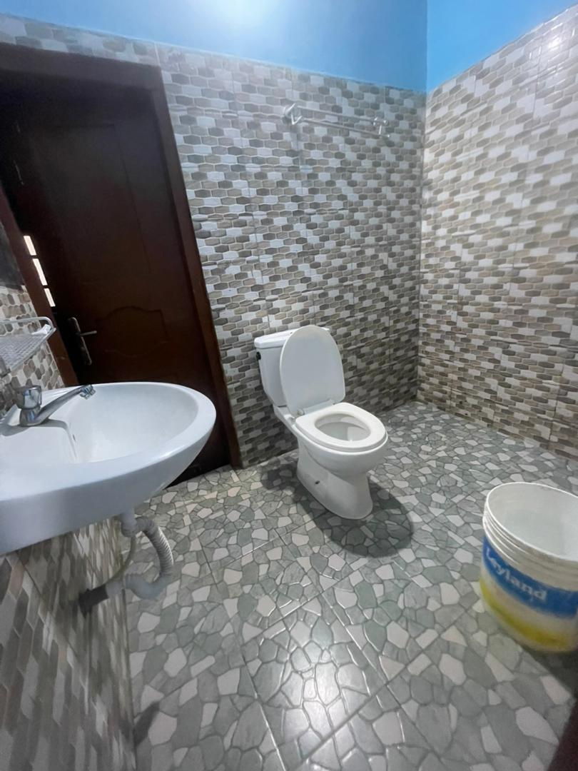 Appartement 2 chambres en location à Agoe Camp FiR, proche du goudron – 65 000 FCFA/mois
