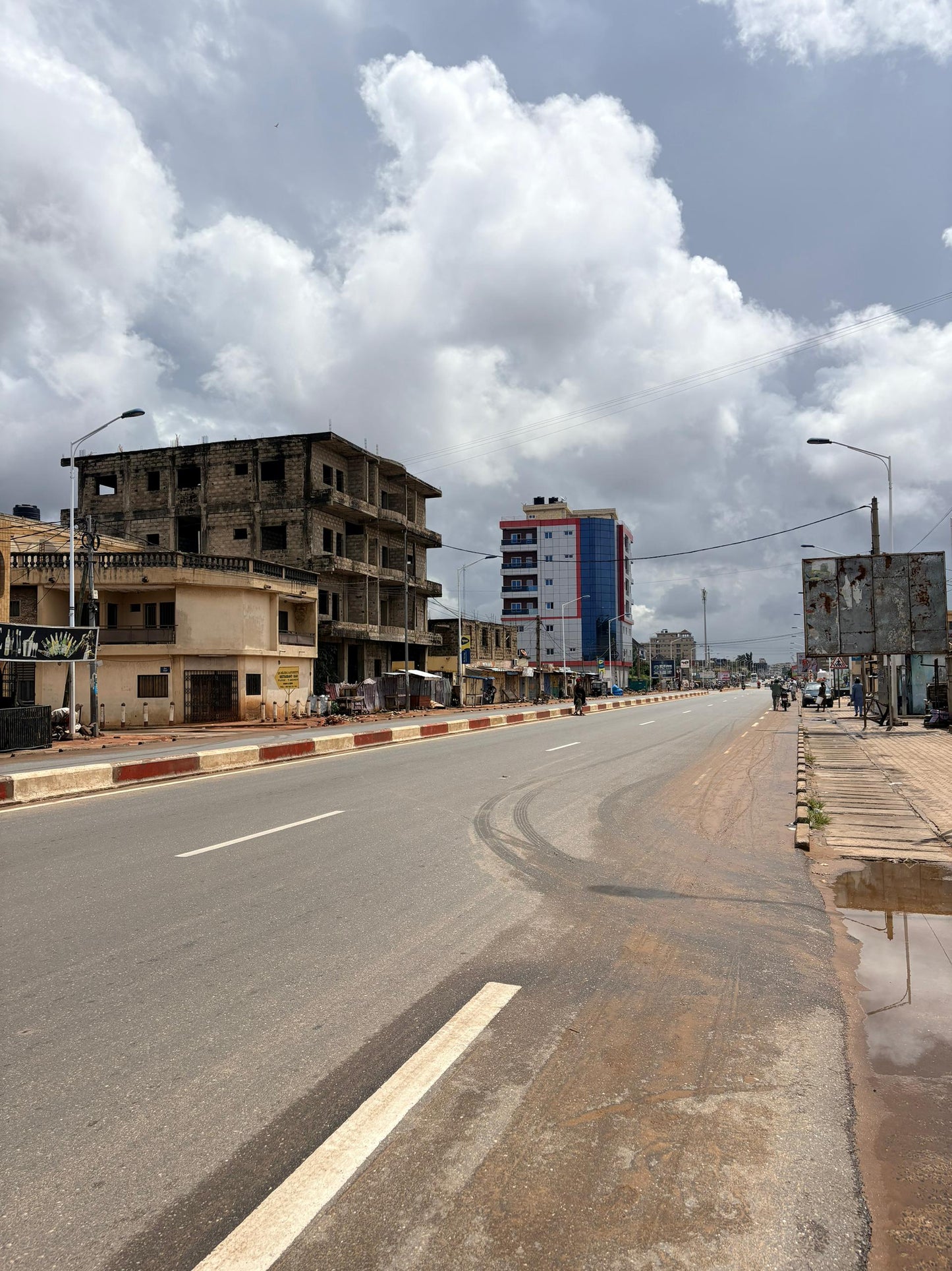 Terrain en vente en angle de rue et au bord du goudron à Nyékonaakpoè état civil – 80 millions FCFA