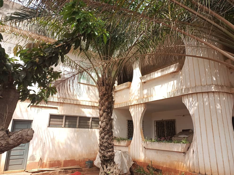 Maison 8 chambres en vente en angle de rue à Tokoin Solidarité – 95 millions FCFA