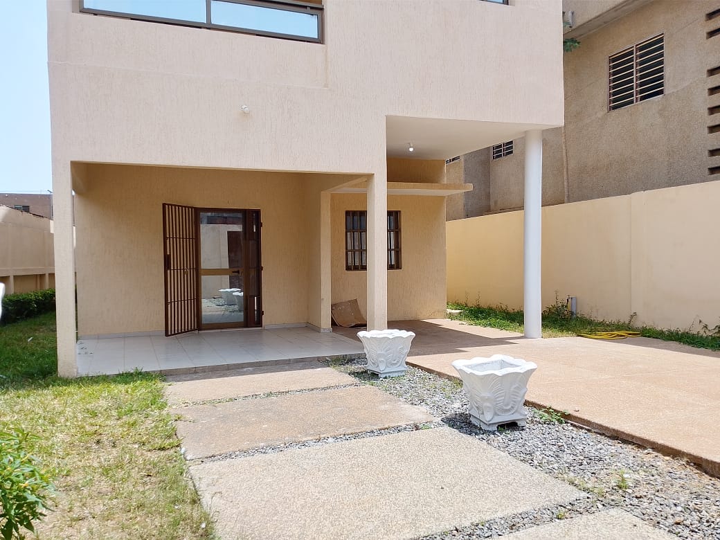 Villa duplex 4 pièces en location à Soviépé – 350 000 FCFA/mois