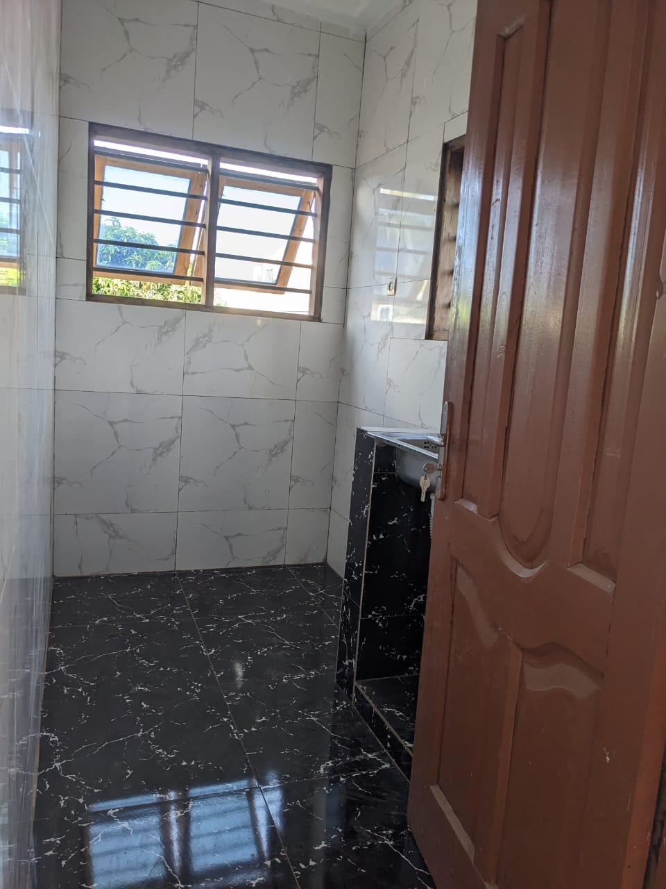 Chambre salon en location à Adidoadin au bord du goudron, non loin de Concorde - 60 000 FCFA