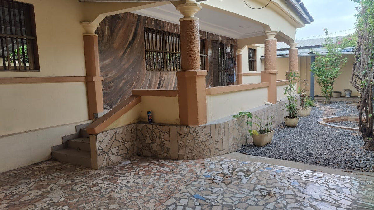 Villa 4 chambres à louer à Nyekonapoê Zener avec accès direct au goudron – 300 000 FCFA/mois
