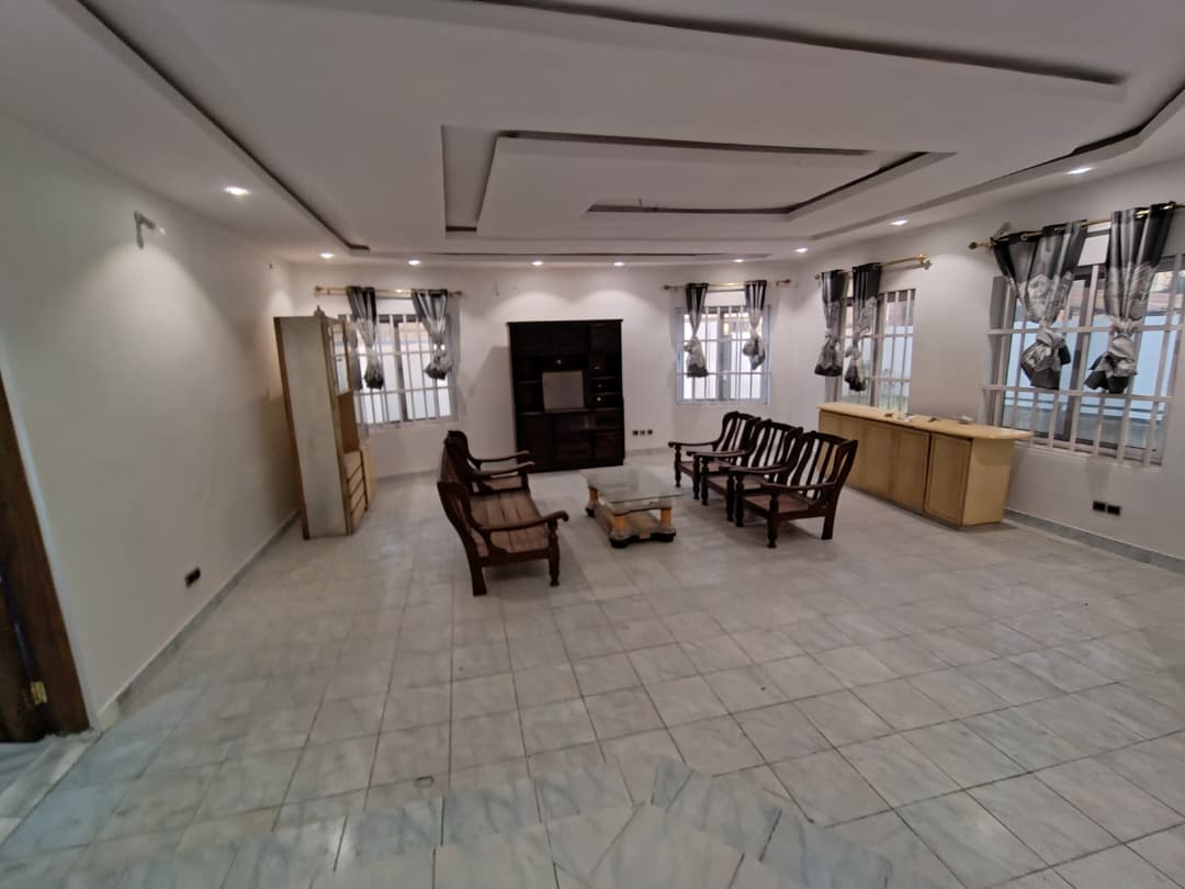 Villa basse à louer à Adidogomé derrière Cité Mokpokpo – 4 chambres – Jardin – 300 000 FCFA