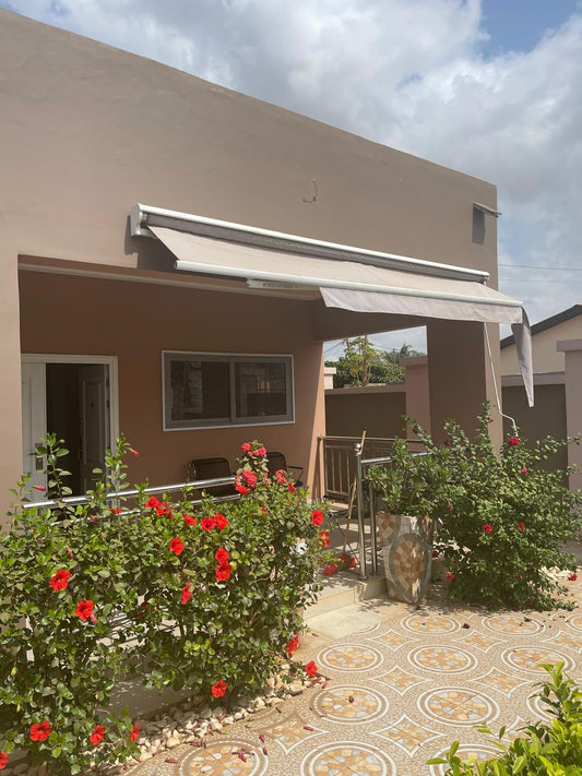 VILLA DE 2 CHAMBRES À VENDRE À LA CITÉ MOKPOKPO, ADIDOGOMÉ – DEMI LOT ANGLE RUE
