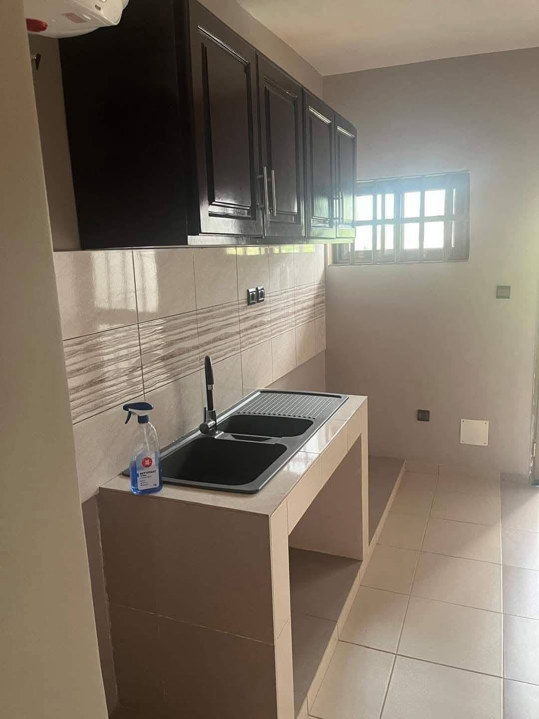 VILLA DUPLEX 10 PIÈCES À LOUER À ADÉWUI – NON LOIN DE L’IMMEUBLE MAJOREL
