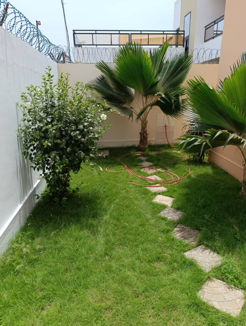 VILLA DE 8 PIÈCES À VENDRE À AGOE LEGBASSITO ATIOMÉ – 85 MILLIONS FCFA