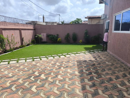 VILLA BASSE À VENDRE – CITÉ MOKPOKPO, ADIDOGOMÉ – 4 PIÈCES