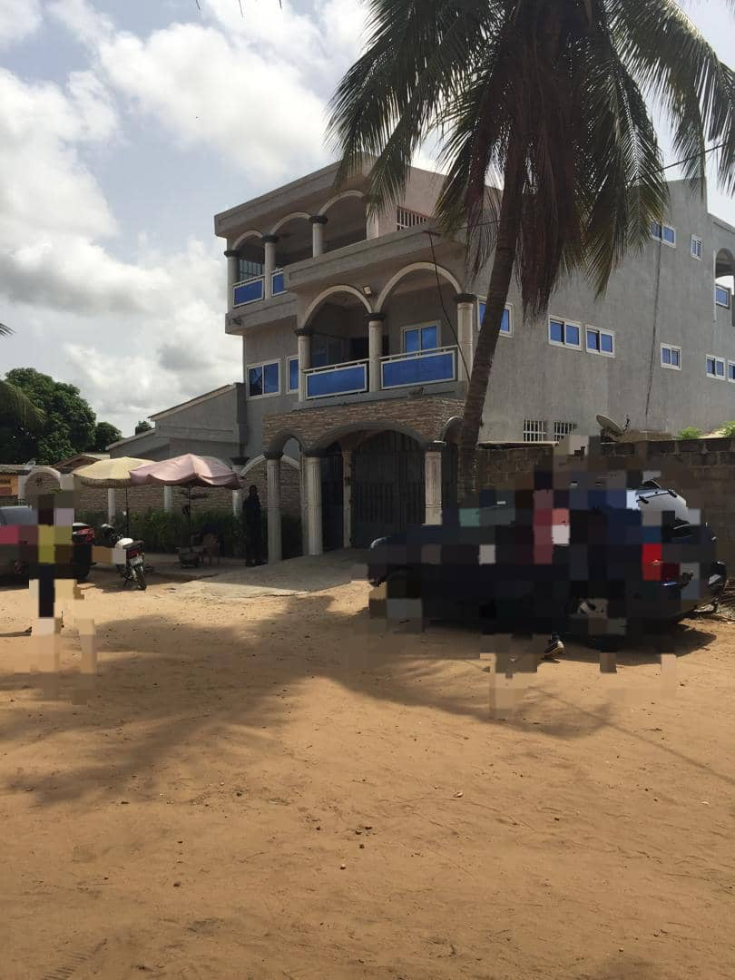 VILLA TRIPLEX 7 PIÈCES À VENDRE À AVÉPOZO CÔTÉ NON PLAGE – TITRE FONCIER