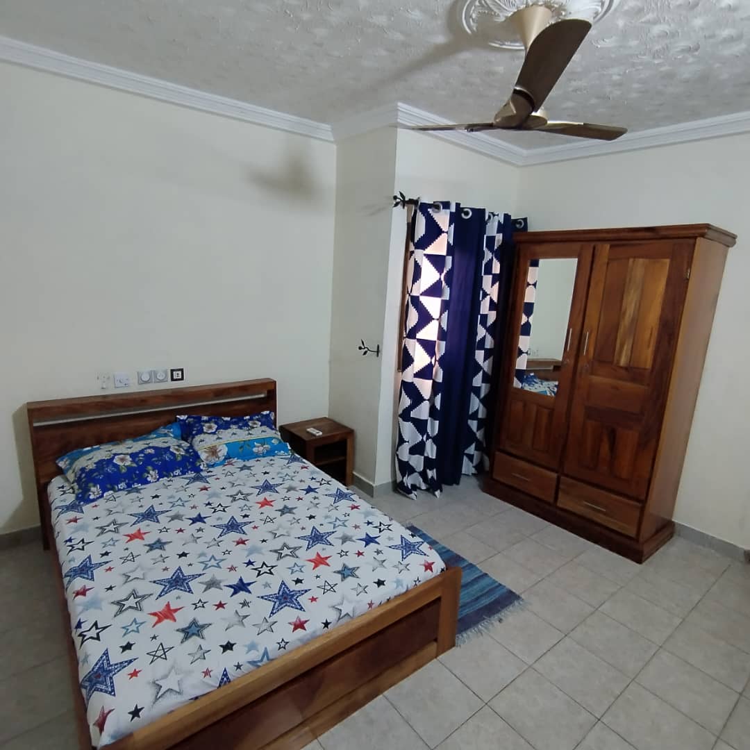 À LOUER – VILLA MEUBLÉE DE 4 PIÈCES AVEC JARDIN À AGOÈ CACAVELI – 500.000F CFA/MOIS