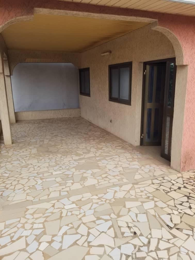 VILLA DUPLEX 8 PIÈCES À VENDRE À HEDZRANAWOÉ – 352 m² | TITRE FONCIER GLOBAL