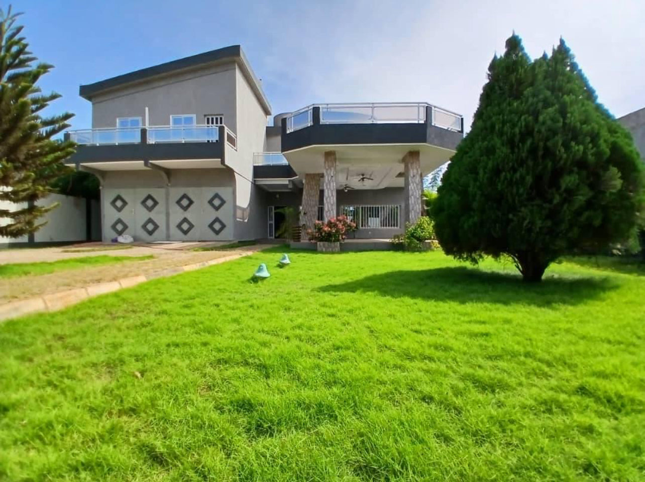 À LOUER – VILLA DUPLEX 6 PIÈCES (4 CHAMBRES, 2 SALONS) AVEC JARDIN À AGOÈ MINAMADOU