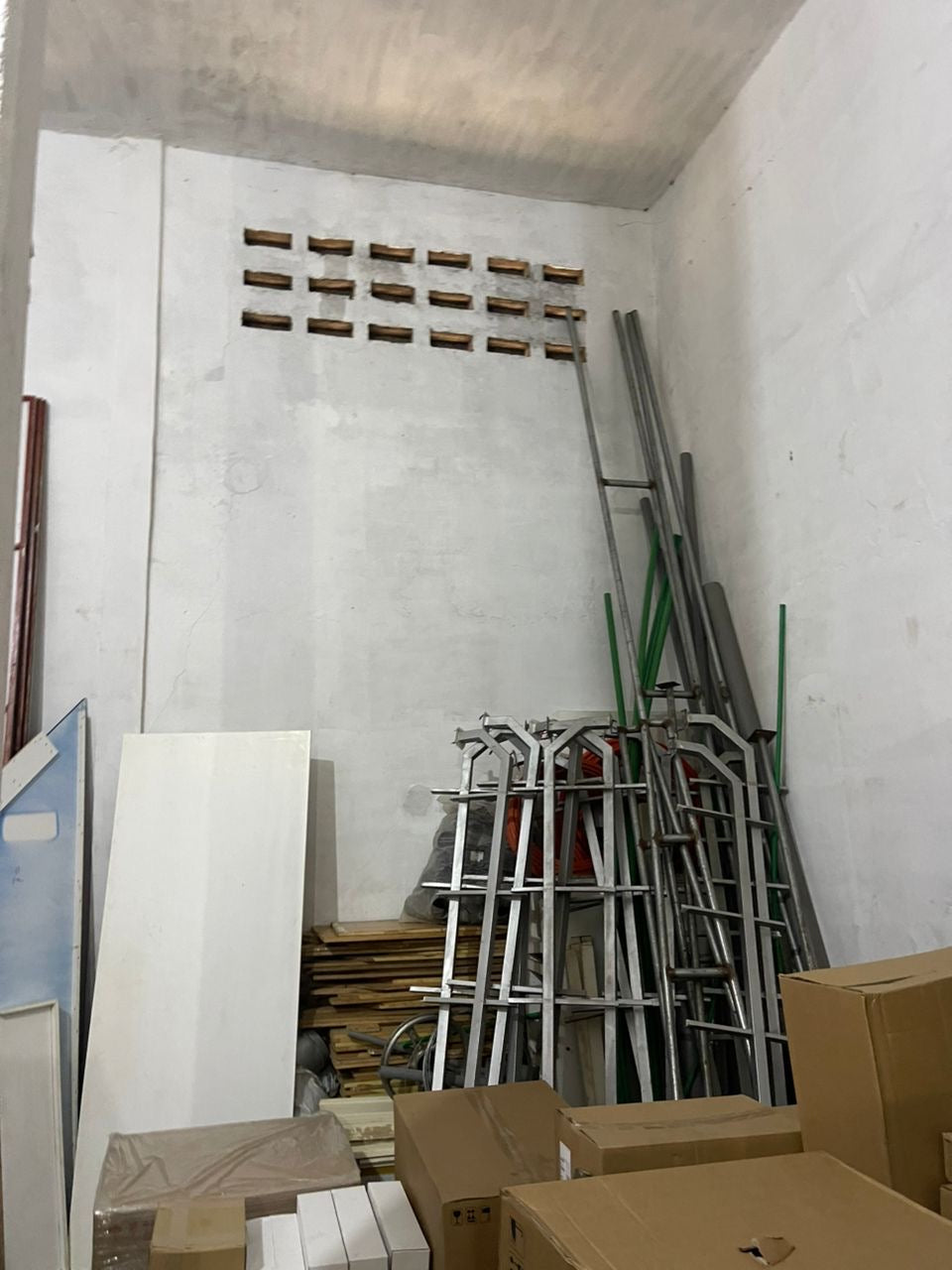 GRAND ENTREPOT À VENDRE À COLOMBE DE LA PAIX – LOMÉ CENTRE – 600 M² – BORDURE DE ROUTE – TITRE FONCIER DISPONIBLE