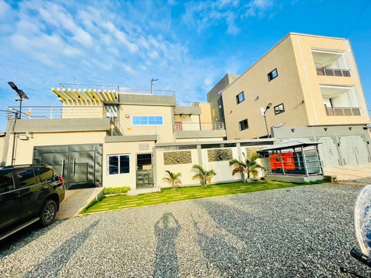 À VENDRE – VILLA MEUBLÉE DE 6 PIÈCES AVEC PISCINE, SALLE DE SPORT & ROOFTOP À ZANGUERA UCAO – 260 MILLIONS FCFA
