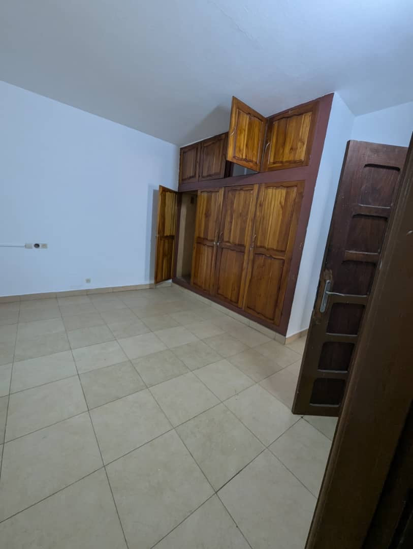 UNE VILLA À VENDRE À AVÉDJI WESSOMÉ NON LOIN DU GOUDRON - 5 PIÈCES