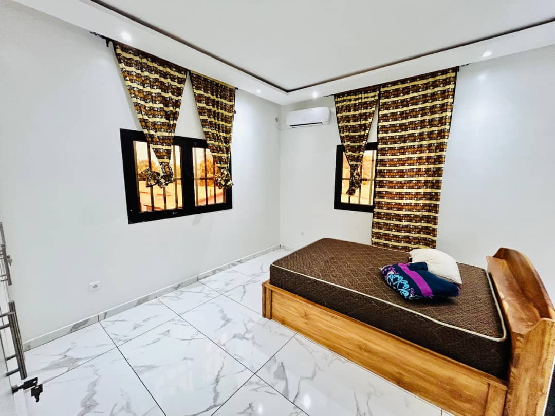 À LOUER – Villa meublée avec piscine à Zanguéra | 4 chambres | Grand jardin | 1.200.000 FCFA/mois