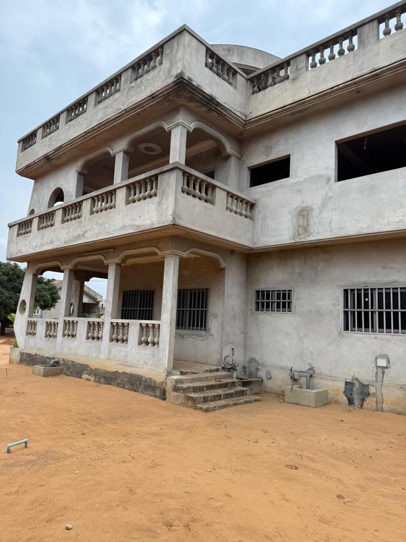 VILLA DE 8 CHAMBRES SUR 4 LOTS À VENDRE À KPOGAN