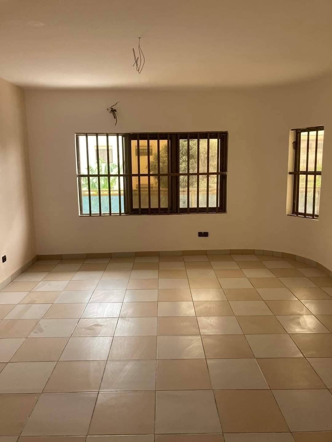 VILLA DUPLEX 10 PIÈCES À LOUER À ADÉWUI – NON LOIN DE L’IMMEUBLE MAJOREL