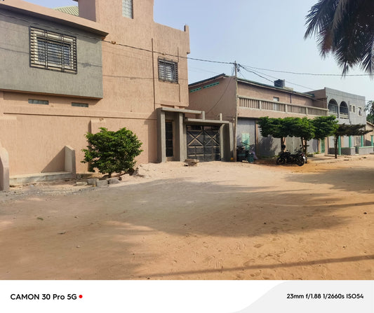 À VENDRE – RÉSIDENCE DUPLEX DE 25 PIÈCES SUR 2 LOTS À ADIDOGOMÉ SAGBADO – 450 MILLIONS FCFA (À DÉBATTRE)