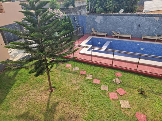 À LOUER – VILLA MEUBLÉE DUPLEX AVEC PISCINE – 6 CHAMBRES, 2 SALONS, 2 CUISINES – AGOÈ RÉSERVE – 1.300.000 F CFA/MOIS