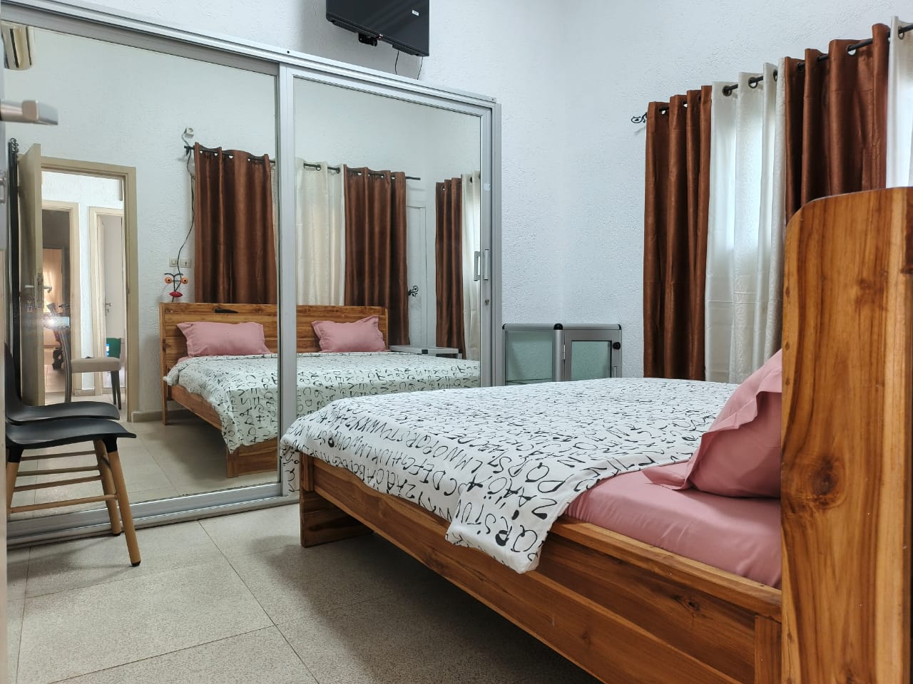 Appartements scindés meublés climatises à l'étage de 2 chambres à Bè-Kpota Nissan - 400000 FCFA/mois