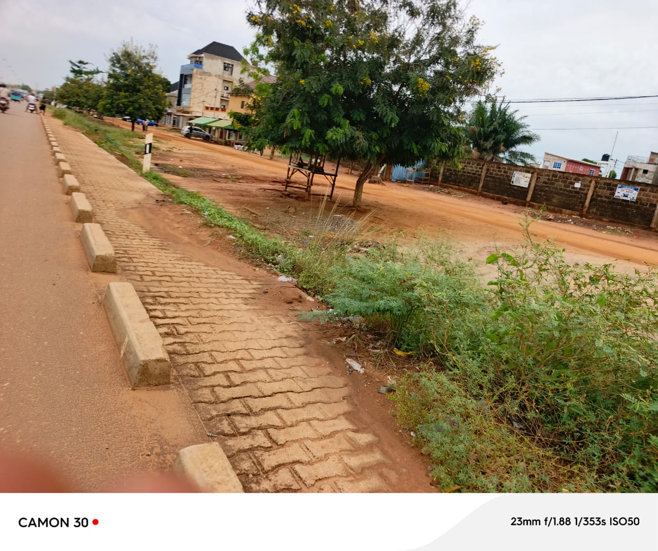 Terrain de 1800 m² en vente en angle de rue à Sogbossito – 350 millions FCFA