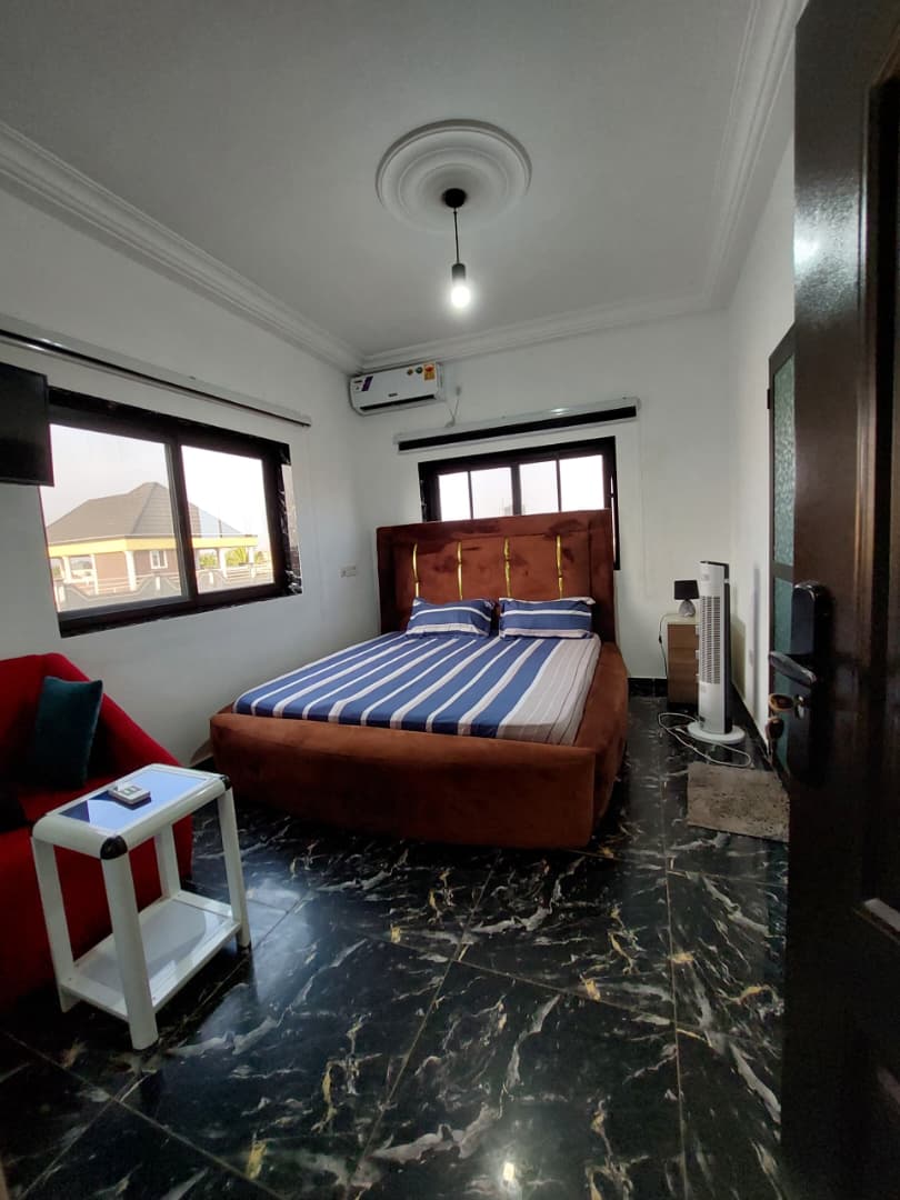 Villa 4 chambres meublée à louer à Kpogan proche goudron – 500 000 FCFA/mois