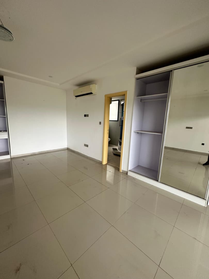 Villa 5 pièces en vente avec piscine à Cité OUA (Ambassade de la Chine) – 400 millions FCFA
