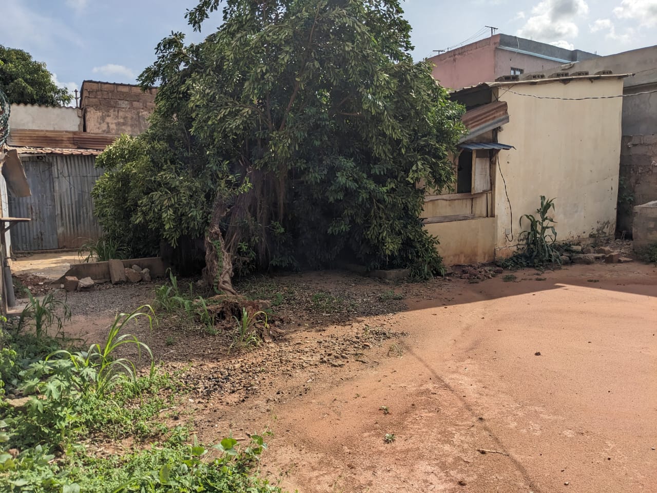 Demi lot à vendre à Agoè Sogbossito – 20 millions FCFA