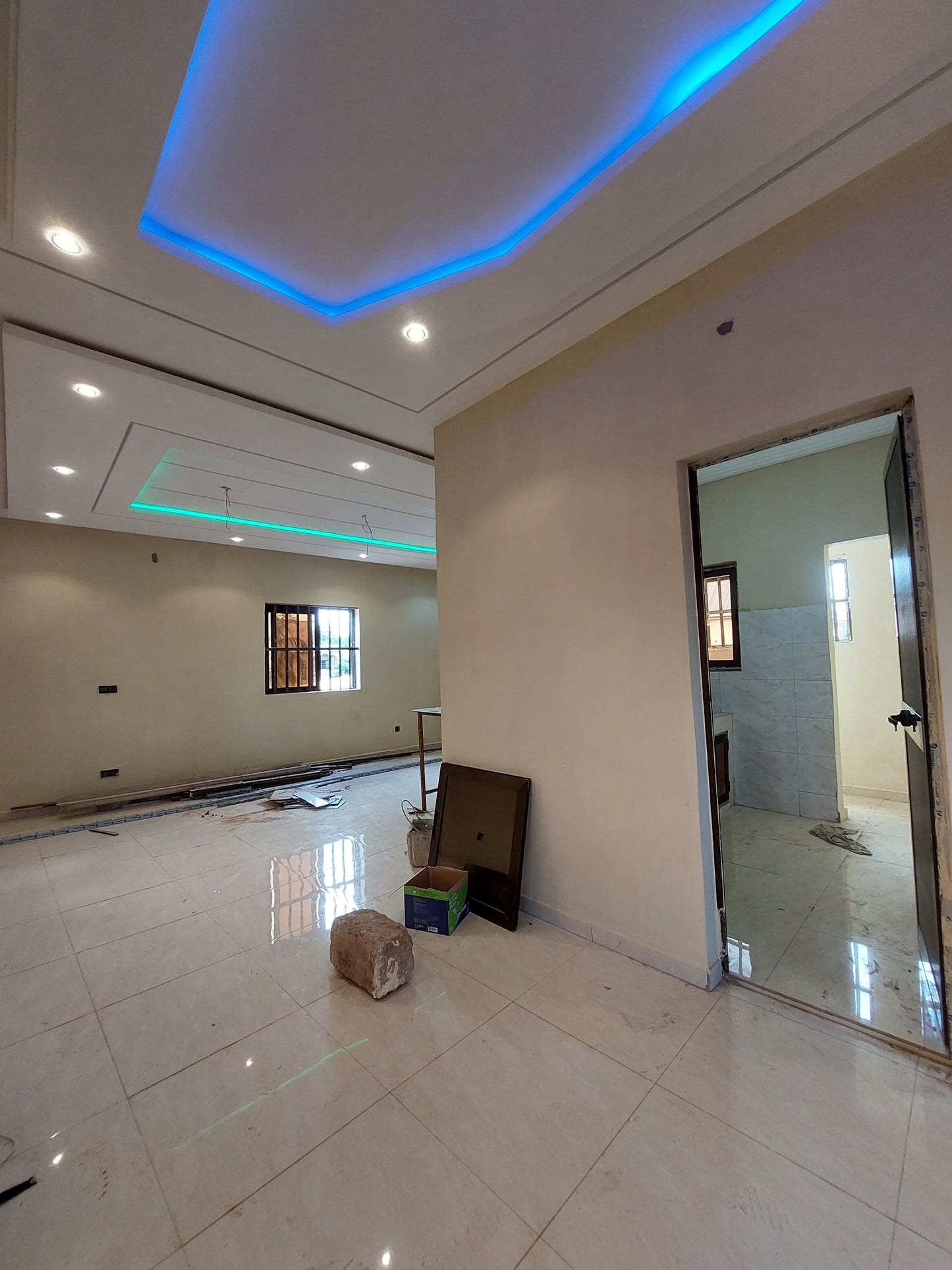 Grande chambre salon en location à Agoé Sogbossito – 70000 FCFA