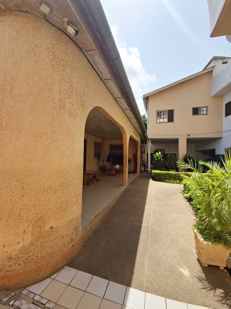 Immeuble de 2 étages en vente en bordure de goudron à Avédji Rond-point Limousine – 300 millions FCFA