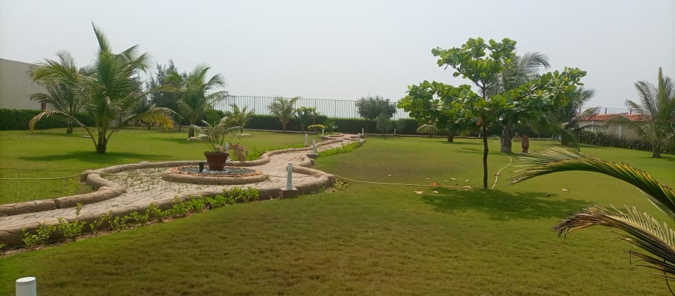 VILLA À VENDRE À BAGUIDA – VUE MER, PISCINE ET 08 LOTS
