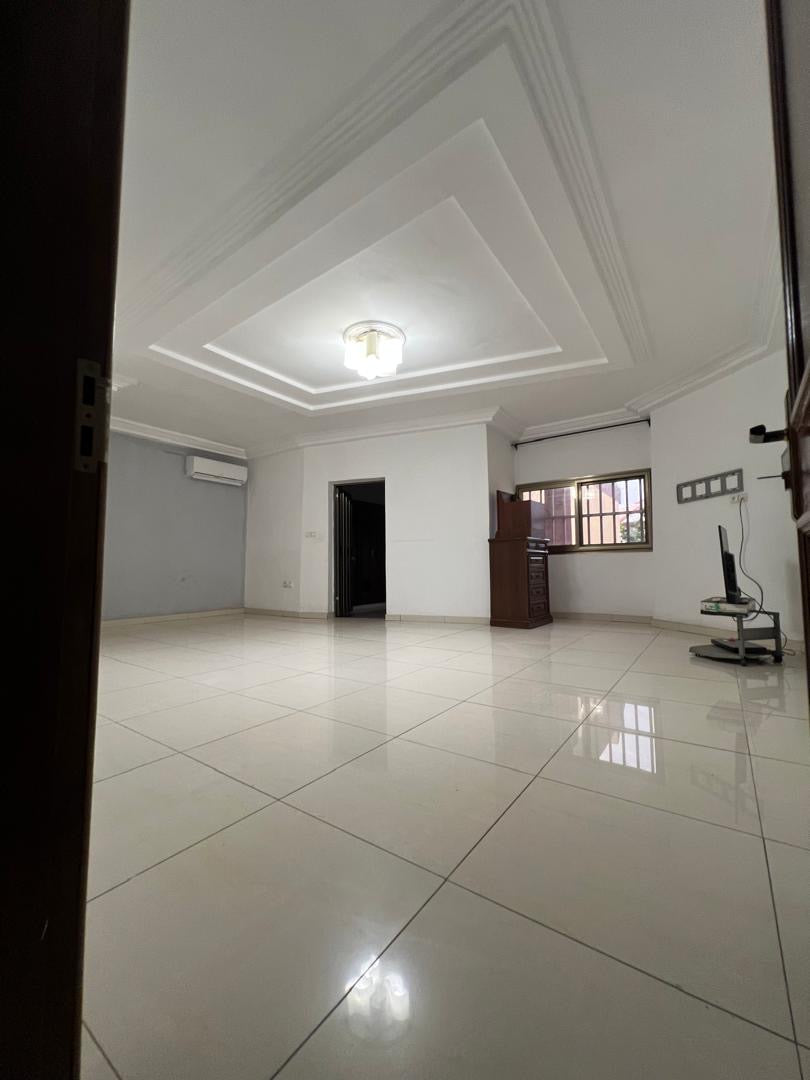 Villa R+1 de 6 chambres à louer à Tokoin – 700000 FCFA