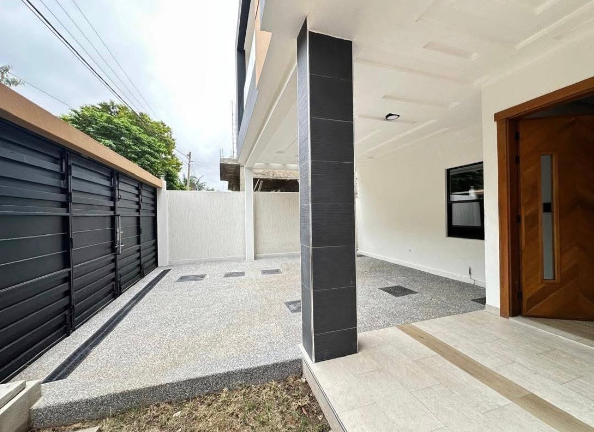 VILLA DUPLEX 5 CHAMBRES À VENDRE À AGBALÉPÉDO (150M DU GOUDRON)