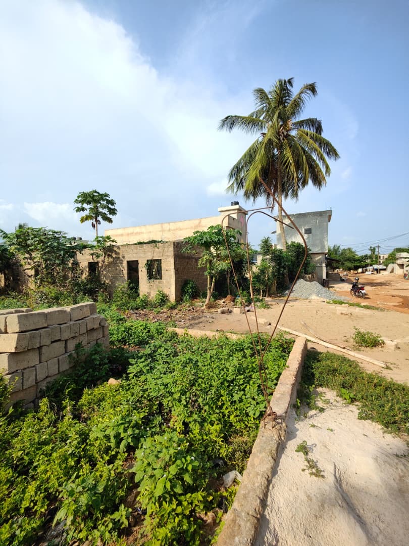 Demi lot en vente à Légbassito – 15 millions FCFA