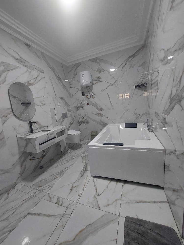 Appartement meublé 2 chambres à louer à Kpogan en bordure du goudron – 600 000 FCFA/mois