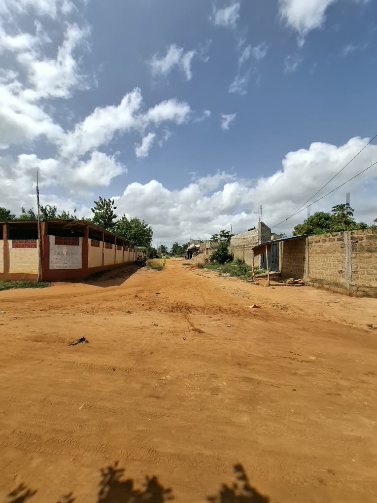 Terrain clôturé en angle de rue en vente à Ségbé Klémé Kpodji – 21.000.000 FCFA